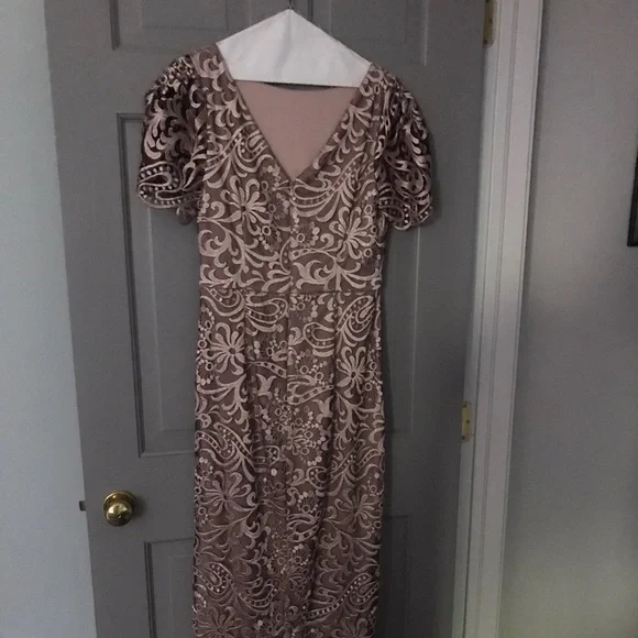 Formal, floor length dress size 4. - Picture 1 of 3